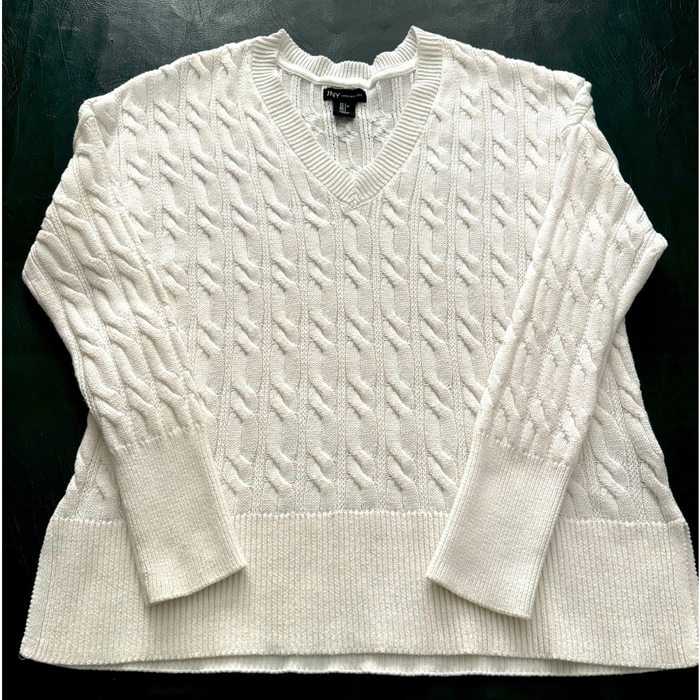 White ribbed detail v-neck sweater